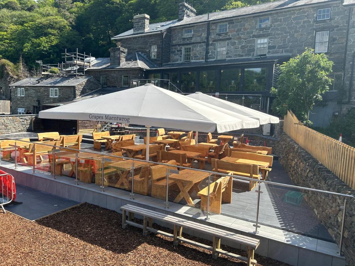 Grapes Hotel, Bar & Restaurant Snowdonia Nr Zip World ブライナイ・フェスティニオグ エクステリア 写真